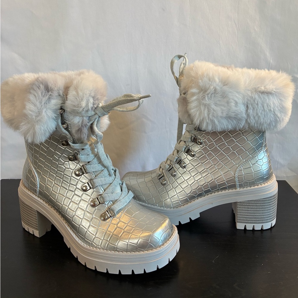 NWOB Lauren Lorraine silver boots block heel lug sole faux fur lace up 6.5 / 7 - Picture 6 of 10